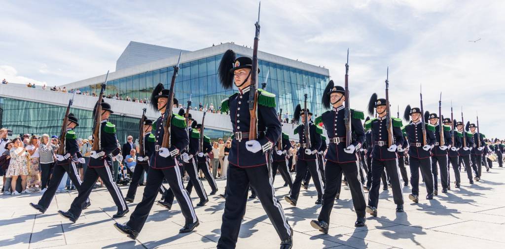 HMKGs musikk- og drilltropp og Den Kongelige Livgardes Musikkrops opptrer
sammen på Operaen i forbindelse med Danmarks statsbesøk til Norge.