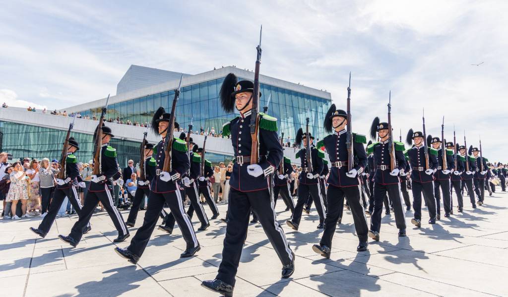 HMKGs musikk- og drilltropp og Den Kongelige Livgardes Musikkrops opptrer
sammen på Operaen i forbindelse med Danmarks statsbesøk til Norge.