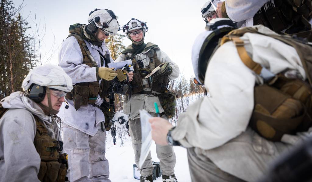Elever fra Hærens lagførerskole er samlet for å motta ordre fra befal.