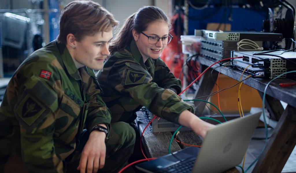 Elever ved Cyberteknikerutdannigen konfigurerer en dataserver i laben på Jørstadmoen