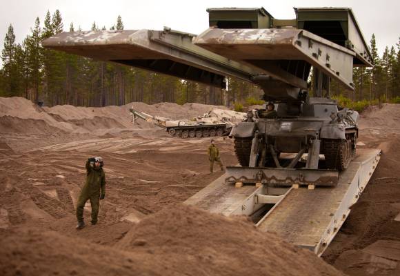 Ingeniørbataljonen klargjør for brolegging under øvelse på Rena / Engineer battalion clears an area before placing bridges during an exercise