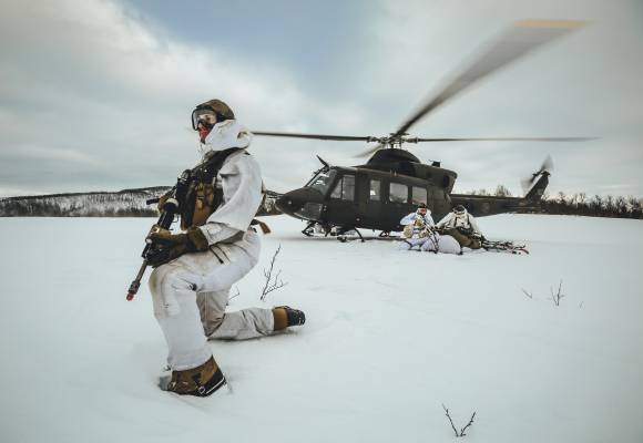 Feltoperatører fra Fjernoppklaringseskadronen i Etterretningsbataljonen samtrener med kolleger fra US Marines og 339-skvadronen i Luftforsvaret, under den multinasjonale vinterøvelsen Cold Response 2020 i Troms.     *** Local Caption *** Long-range reconnaissance patrol soldiers assigned to Intelligence Battalion, Brigade North, conduct a joint combined operation with colleagues from the United States Marine Corps Force Reconnaissance and the Royal Norwegian Air Force 339 Squadron, during the multi national winter exercise Cold Response in Troms, Norway.