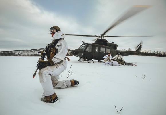 Feltoperatører fra Fjernoppklaringseskadronen i Etterretningsbataljonen samtrener med kolleger fra US Marines og 339-skvadronen i Luftforsvaret, under den multinasjonale vinterøvelsen Cold Response 2020 i Troms.     *** Local Caption *** Long-range reconnaissance patrol soldiers assigned to Intelligence Battalion, Brigade North, conduct a joint combined operation with colleagues from the United States Marine Corps Force Reconnaissance and the Royal Norwegian Air Force 339 Squadron, during the multi national winter exercise Cold Response in Troms, Norway.