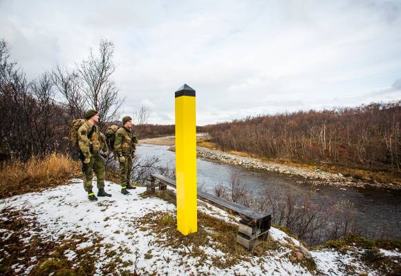 Grensejegere fra OP tårn 247 patruljerer langs grensa til Russland / Border guards from Observation tower 247, patrol the border between Norway and Russia