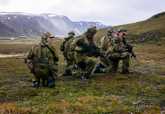 HV-17 var ute på øvelse. Soldater fra Honningsvåg og Hammerfest trente sammen på grunnleggende soldatferdigheter, på magerøya i Nordkapp kommune.