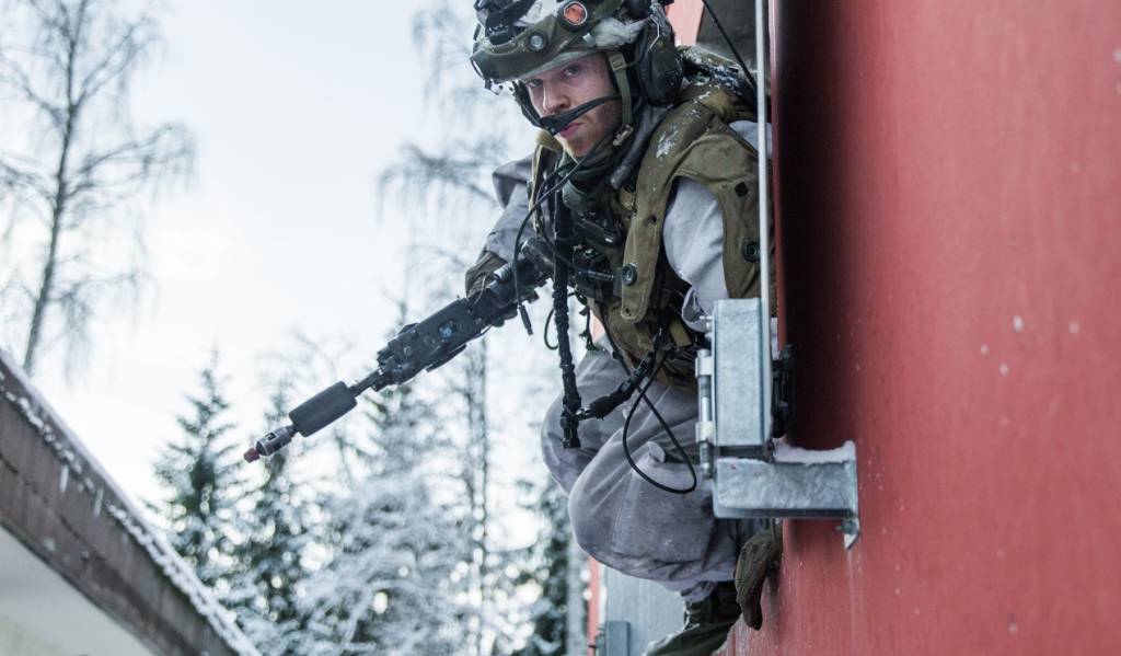 TMBN angriper SIBO landsbyen som gardistene i Hans Majestet Kongens garde har sikret

//

The Telemark battalion attacks the UO area HMKG has been securing
