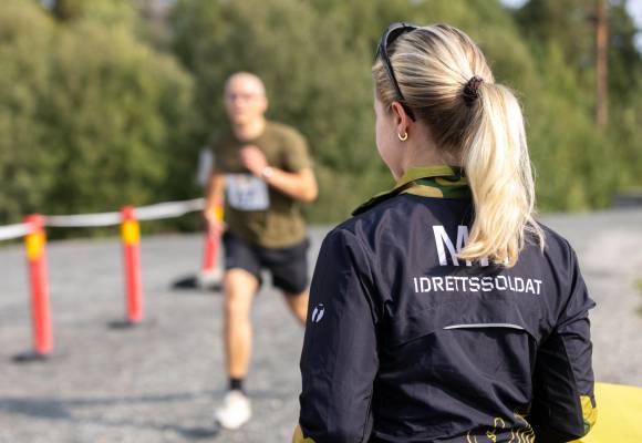 Rekrutter i sambandsbataljonen gjennomfører fysiske tester

på bildet gjennomføres det 3000m løping