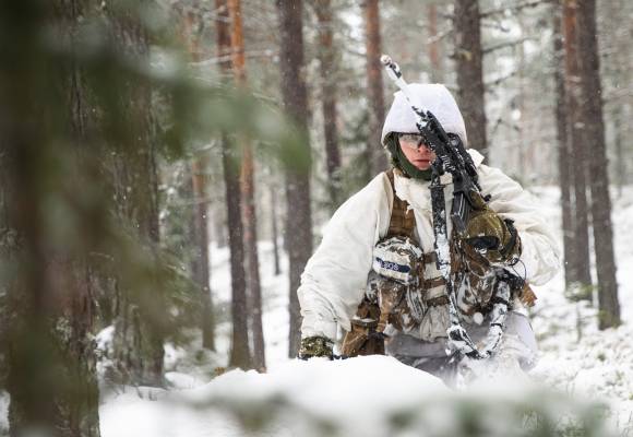 Elever ved Hærens Lagførerskole øver på å ta grop.