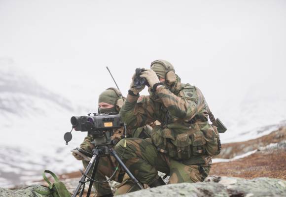Joint Terminal Attack Controllers tar ut måldata i Setermoen skytefelt.