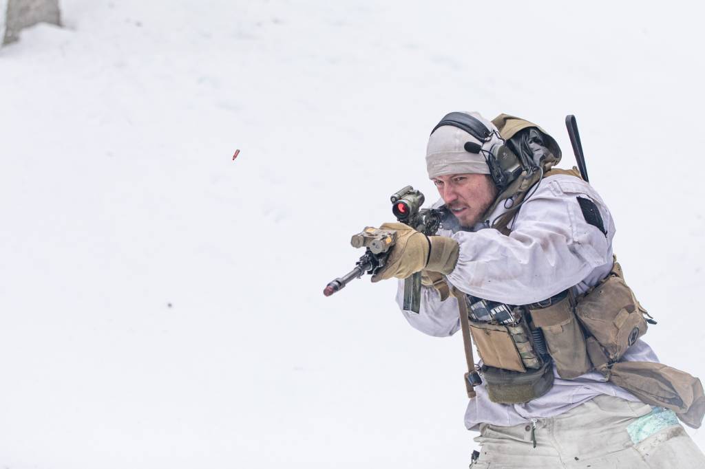 Skarpskyttere fra Telemark bataljon under vintermodulen av SERE-utdanningen – en av de tøffeste og mest krevende utdanningene patruljesoldater kan gjennomføre.

SERE (Survive, Evade, Resist, Escape) arrangeres av Kavalerieskadronen i TMBN. Utdanningen forbereder soldatene på å operere bak fiendens linjer – hvor de må overleve, unngå oppdagelse og komme seg i sikkerhet uten ekstern støtte.

Vintermodulen av kurset fokuserer på overlevelse vinterstid, og soldatene opererer til tider som samlet patrulje. I høstmodulen, som har et større fokus på fluktfasen, foregår alt i fullstendig isolasjon.