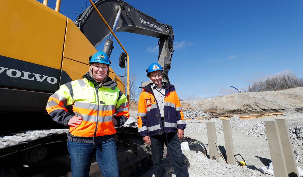 Daglig leder, Elisabeth Vollstad Moe og Prosjektleder, Nils Kristian Johansen ved Harstad Maskin på Evenes flystasjon