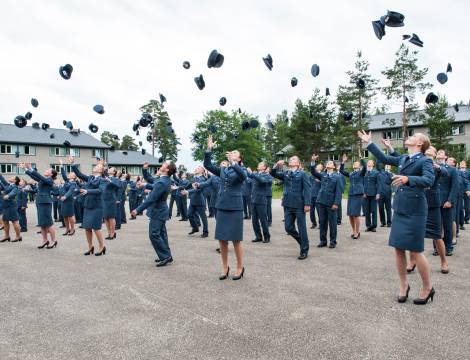Gradueringsdagen for Luftforsvarets befalsskole på Kjevik (LBSK). Dette var gradueringen for kull nr:15, 
for skoleåret 2015/2016. / Graduation for students of The Norwegian Air Force officer candidate school.