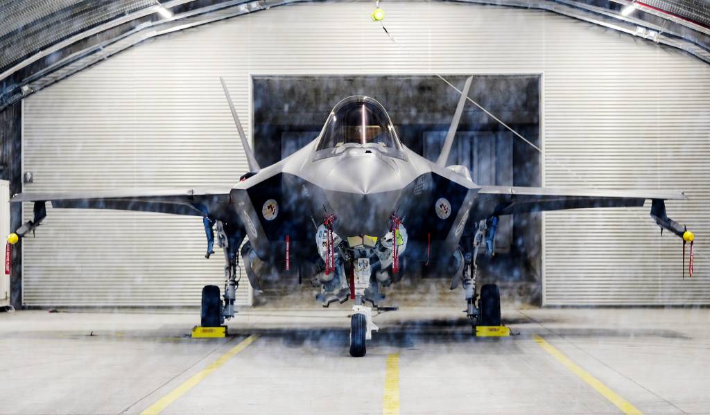 Et av F-35A flyene på QRA beredskap for NATO på Evenes flystasjon. 