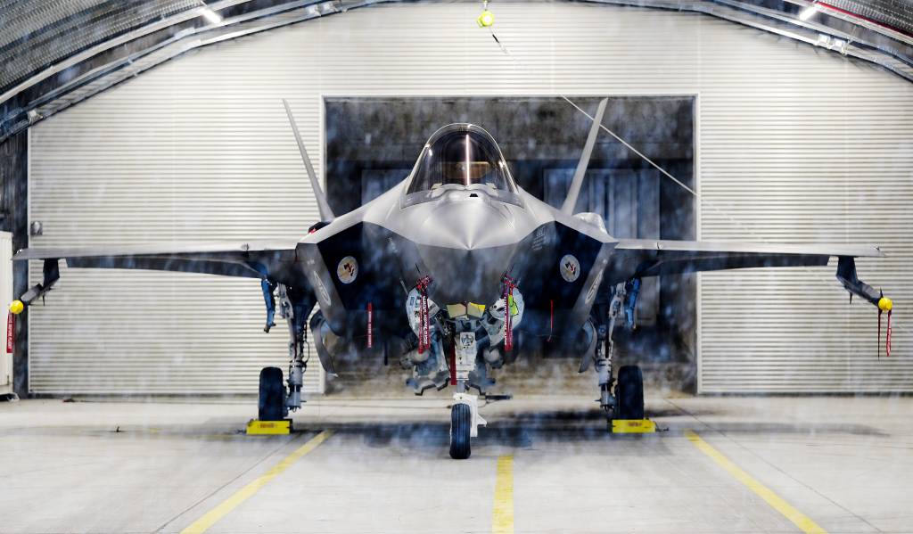 Et av F-35A flyene på QRA beredskap for NATO på Evenes flystasjon. 