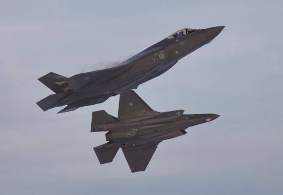 F-35 jagerfly over Rondane i Norge / F-35 fighter jets from Royal Norwegian Air Force over Rondane mountain plateau