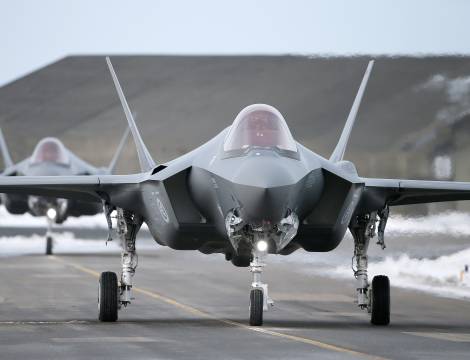 To Norske F-35A kampfly takser på Keflavik flyplass når Luftforsvaret løser NATO oppdraget Iceland Air Policing