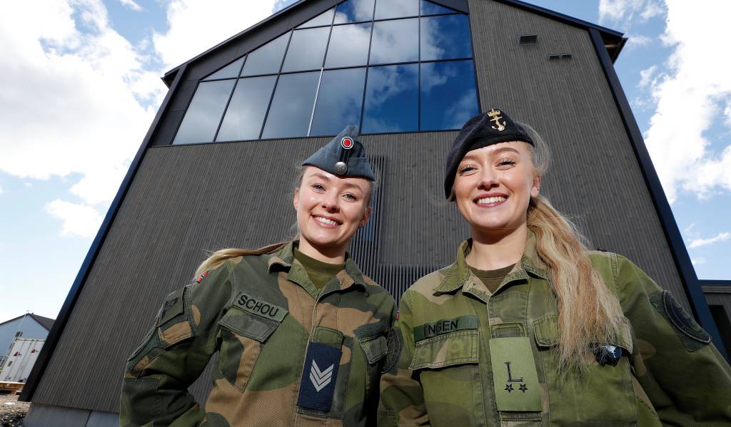 Sersjant, Celine Schou og 2. årslærling, Lene Engen utenfor en av de nye kasernene på Evenes flystasjon