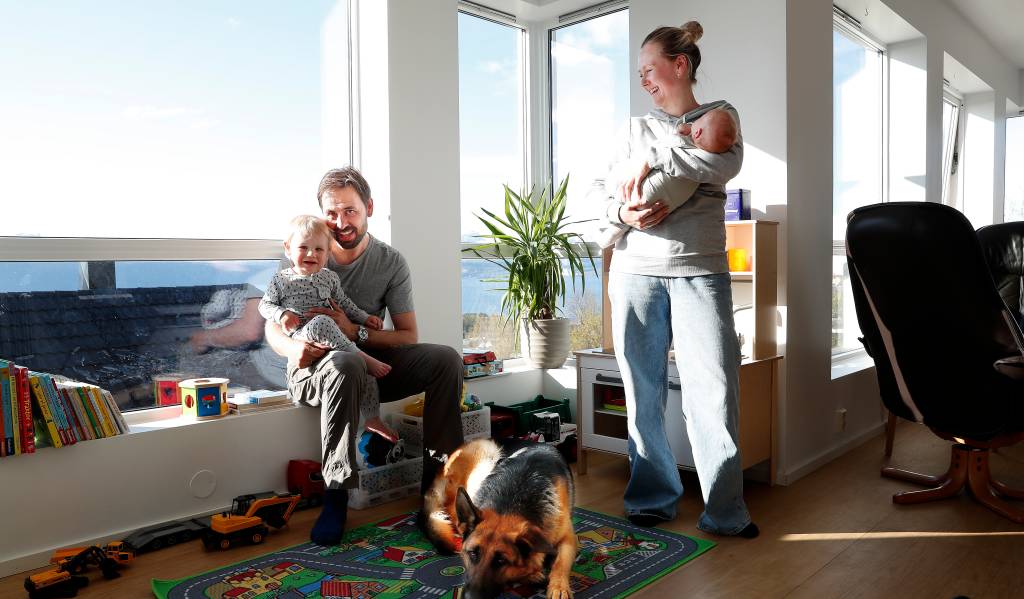 Oberstløytnant Rune Arntzen med kona Line Arntzen og barna Marcus og Caroline Arntzen hjemme i Narvik