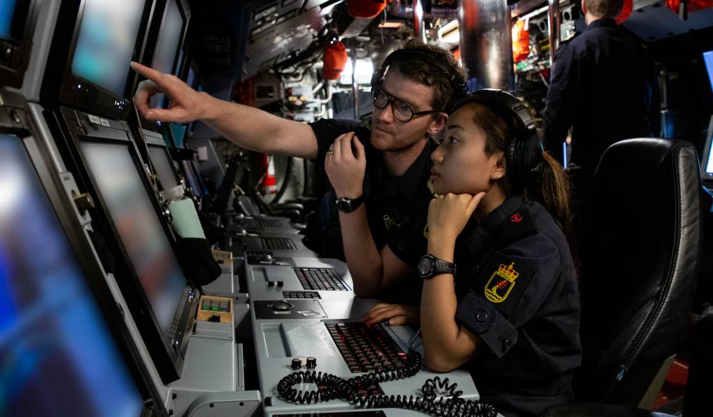 Mannskap ombord ubåten KNM Utsira, ved kontrollpultene.