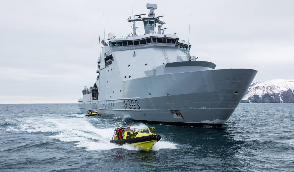 KV Svalbard med Sjøbjørner utenfor Bjørnøya. / CGV Svalbard with its 
