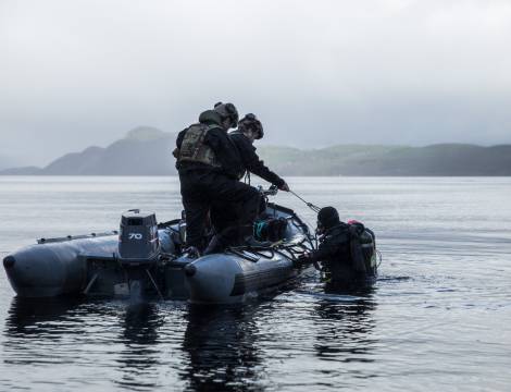 Operatører fra minedykkerkommandoen dykker etter mistenkelige gjenstander under øvelse Trident Juncutre 2018 