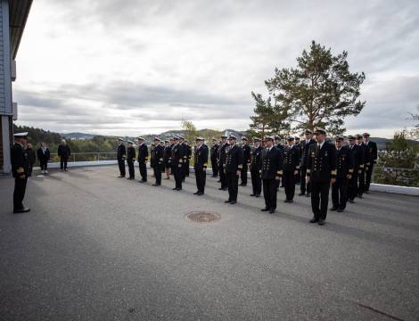 8. mai markeres frigjørings- og veterandagen. Her legges det ned krans ved vernepliktig orlogskaptein Arne Fridtjof Steen sin byste på Haakonsvern. Kransenedlegger; Sjef Marinen, flaggkommandør Rune Andersen. Norwegian Liberation- and veterans day 8th May 2019 at Naval Base Haakonsvern.  
