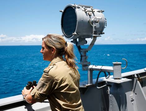 Kvinnelig offiser på brovingen ombord på fregatten KNM Fridtjof Nansen utenfor Seychellene / A female offiser at the bridge wing onboard the Norwegian frigatte HNoMS Fridtjof Nansen outside Seychelles