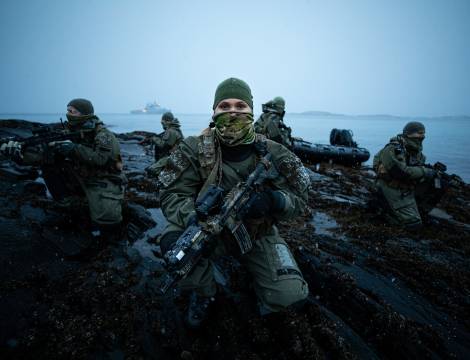 Kystjeger i formasjon etter landsetting. I front; kvinnelig kystjeger, operatør og maskinist.