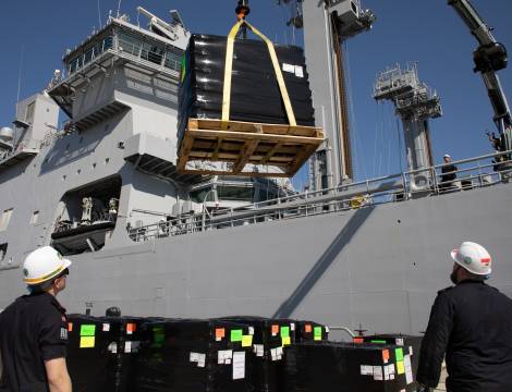 KNM Maud's første oppdrag, å transportere matriell for Hæren og Luftforsvaret.