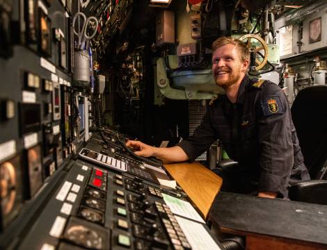 Mannskap ombord ubåten KNM Utsira, ved kontrollpultene. 