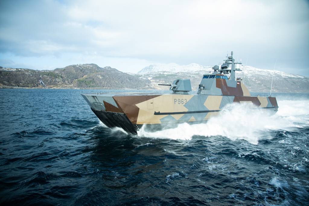 Den norske korvetten KNM Steil seiler utenfor Harstad under øvelsen Cold Response 2022