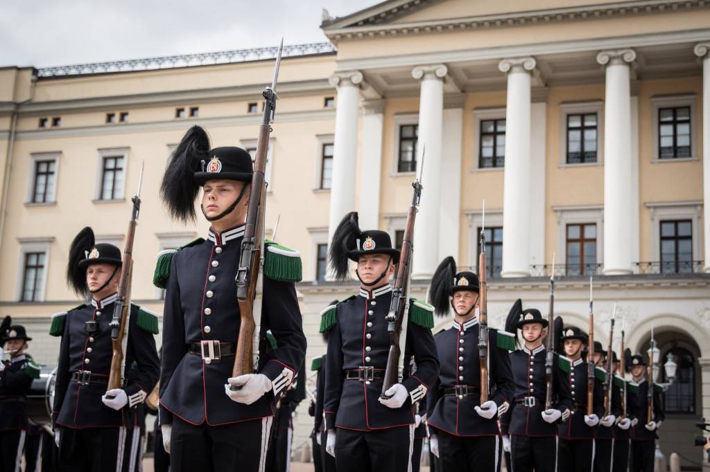 3. gardekompanis drilltropp fra Hans Majestet Kongens Garde fremfører drill foran slottet