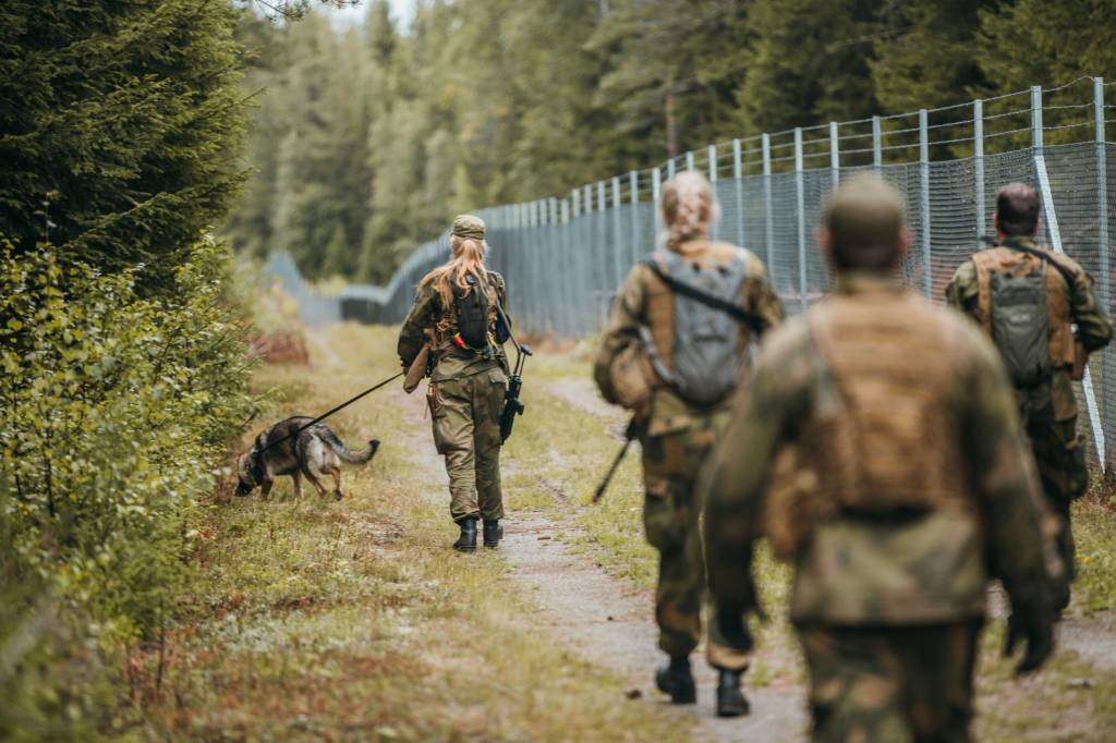Forsvarets hundeskole holdt et kurs for nye hundeførere i Heimevernet. De trente på å søke etter både mennesker og objekter.