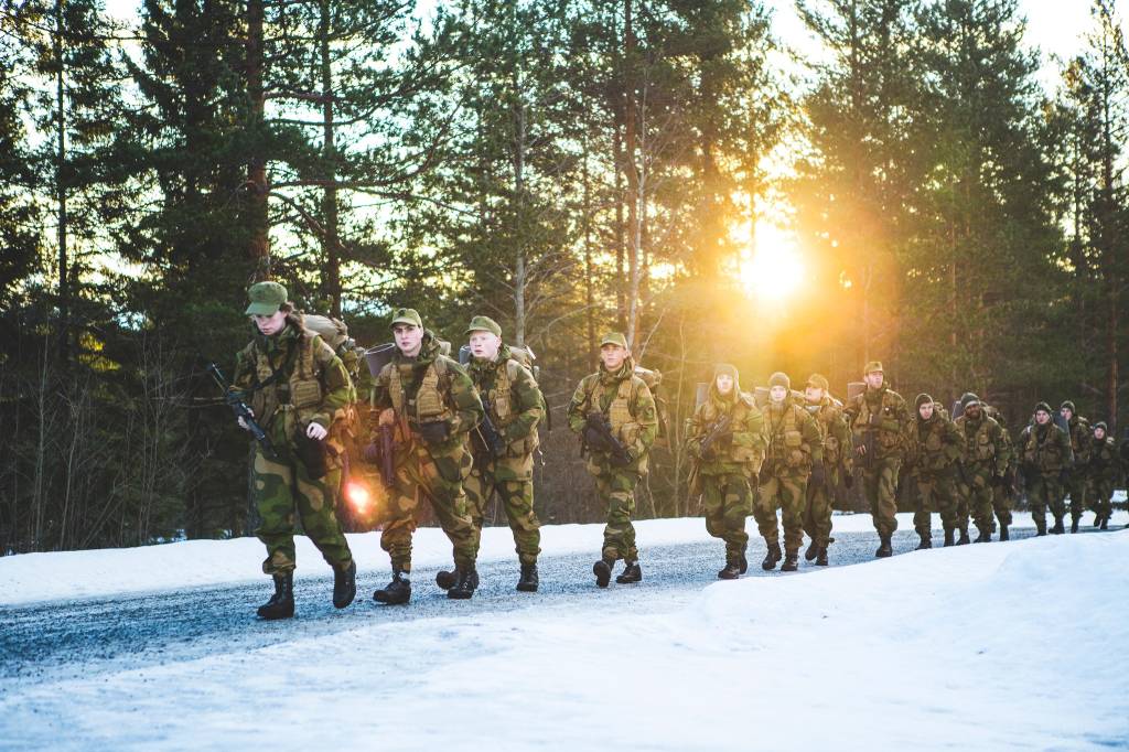 Soldat under feltøvelse / Soldier during field exercise