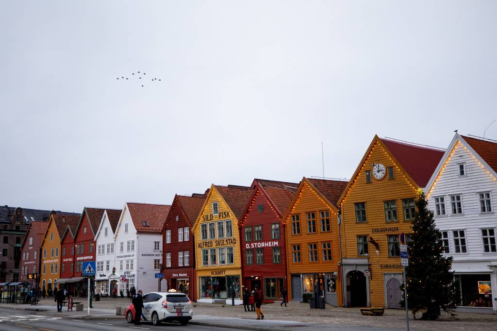 F-35 kampfly i formasjon over Bergen Brygge.