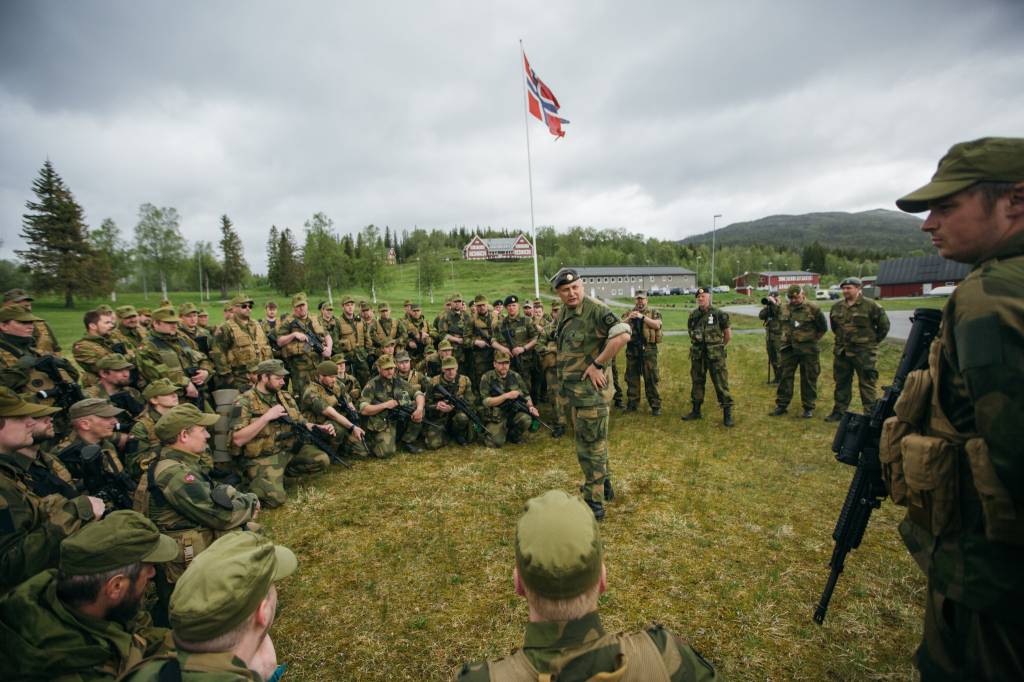 Sjef HV-14, Bengt Henriksen, i møte med soldater under øvelse Helgeland 2018. / Chief HV-14, Bengt Henriksen, in conjunction with soldiers during exercise Helgeland 2018.