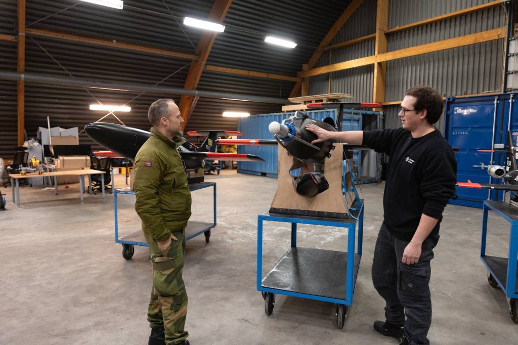 Stabssersjant Kristian Holder møter og prater med Andøya Space på Andøya flystasjon hvor de er med sine måldroner som brukes under testing, utvikling, øving og trening av ulike våpensystemer.