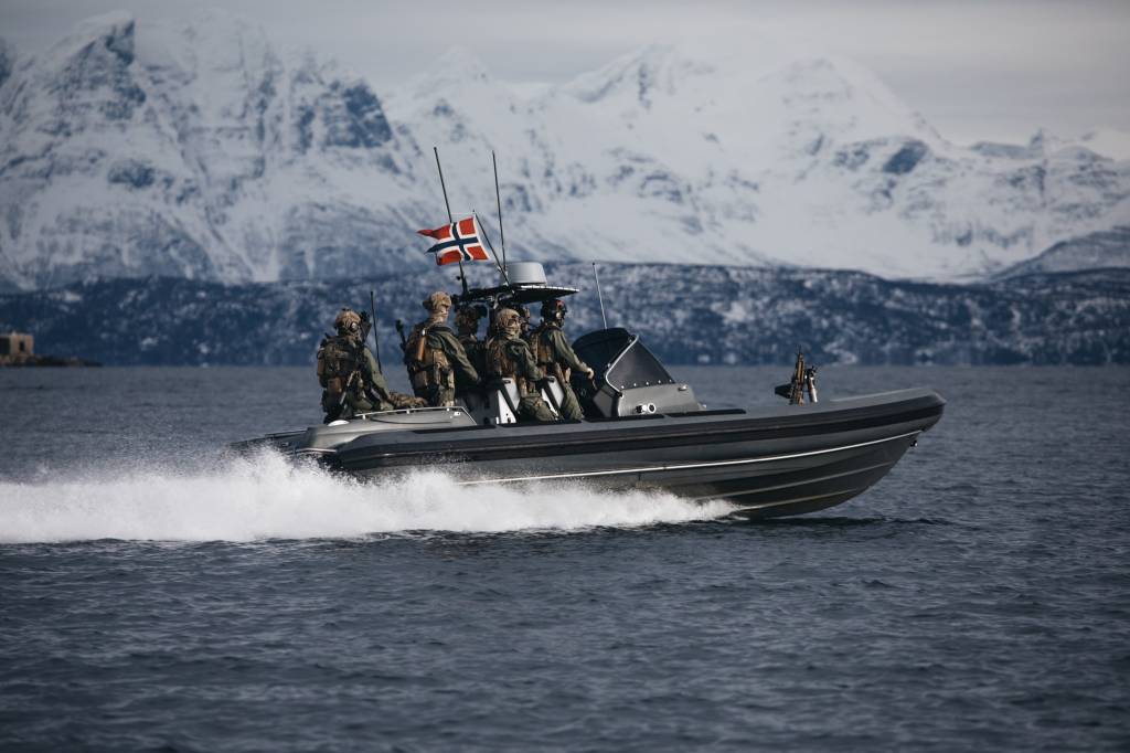 Kystjegere seiler i lettbåt utenfor Harstad under øvelse Cold Response 2020.