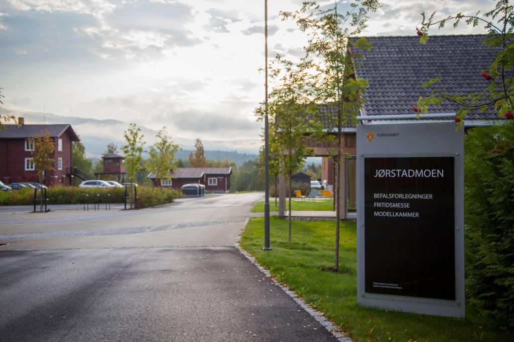 Innkjøringen til befalsforlegningsområdet ved Jørstadmoen leir, Lillehammer. // Camp Jørstadmoen, Lillehammer.