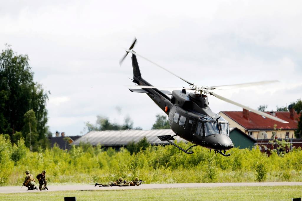 Et Bell 412 SP helikopter under Flydagen 2012 på Kjeller flystasjon i forbindelse med Norsk Militær Luftmakt 100 år.  A Bell 412 SP helicopter during a air show at Kjeller air base during celebration of 100 years with military aircrafts in Norway.