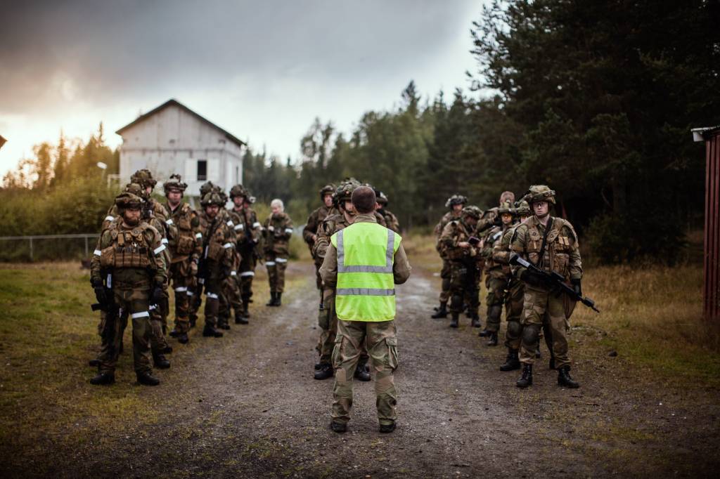 Fra den 22-26. august arrangerte Heimevernets skole- og kompetansesenter (HVSKS) Fagkurs 1 - Objektsikring.  Kursdeltakerne kom fra innsatsstyrke, områdestruktur, hærens operasjonsstøtte og luftforsvaret.


Oppstilling før casen begynner. De med hvitt bånd er markører. Soldatene vet ikke hvem som er fiendtlig eller vennlig.

//

From the 22-26. August the Home Guard School and Resource Centre (HVSKS) instructor. Participants came from the QRF forces, regular home guard structure, the army's operational support and the air force.