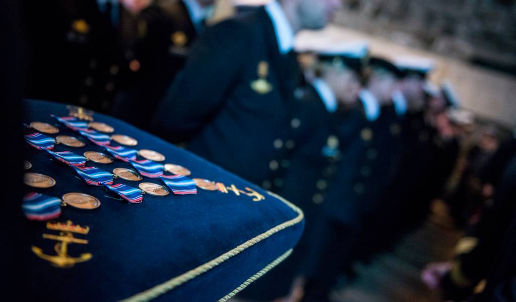 Besetningen som har tjenestegjort på fregatten KNM Fridtjof Nansen i Adenbukta og det indiske hav ble i går hedret med medaljer under en høytidelig sermoni på Bergenhus festning.