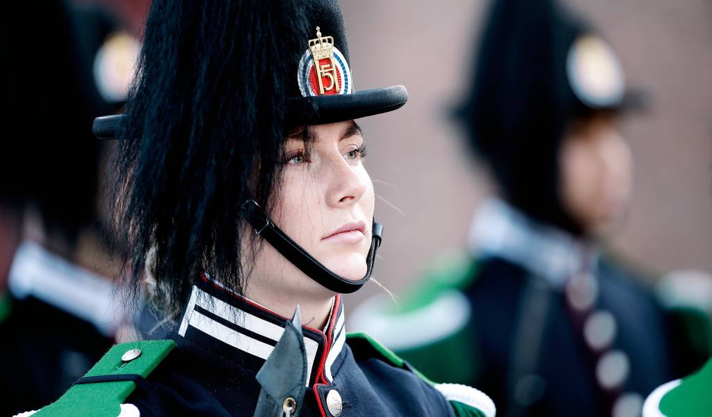 Kvinnelig soldat fra Hans Majestet Kongens Garde under parade foran ledelsesbygget på Akershus festning i Oslo / Female soldier from His Majesty The Kings Guard during a parade at Akershus fortress in Oslo