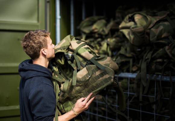 Aspirantene er ferdige i felt og leverer alt militært utstyr tilbake på depot.

//

The aspirants delivering their military equipment.