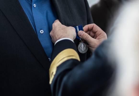 Forsvaret delte i 2018 ut siste medaljer til deltagende i UNIFIL, fra 1978-1998. Her deler Sjøforsvaret ut i Bergen // The Norwegian armed forces are issuing the last medals from UNIFIL (1978-1998) . Pictured is the navy issuing medals in Bergen.