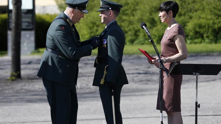 H.M. Kong Harald V dekorerer Espen Haugeland med Krigskorset med sverd 8. mai 2016.