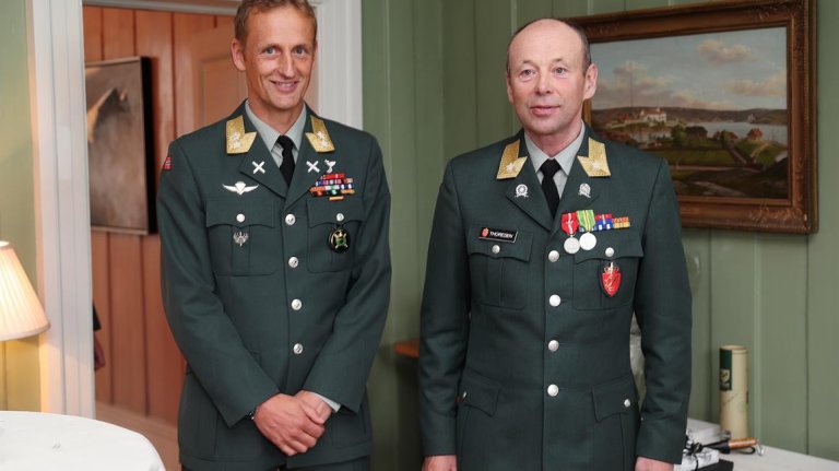 Brigader Thoresen overrakt Heimevernets fortjenstmedalje av sjef Heimevernet i 2019.