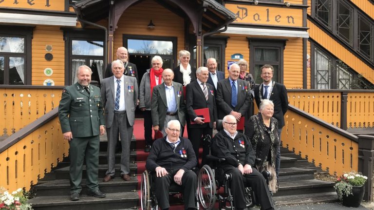 Kaptein Olav Aalandslid dekorerte syv veteraner fra Tysklandsbrigaden på Dalen hotell 8. mai 2019.
