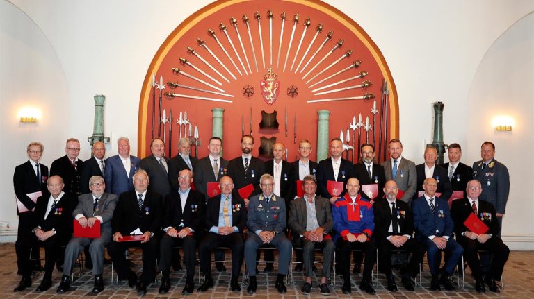 Veteraner oppstilt etter medaljeseremoni.