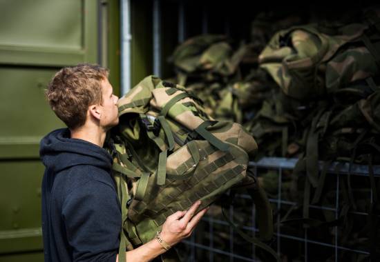 Aspirantene er ferdige i felt og leverer alt militært utstyr tilbake på depot.//The aspirants delivering their military equipment.